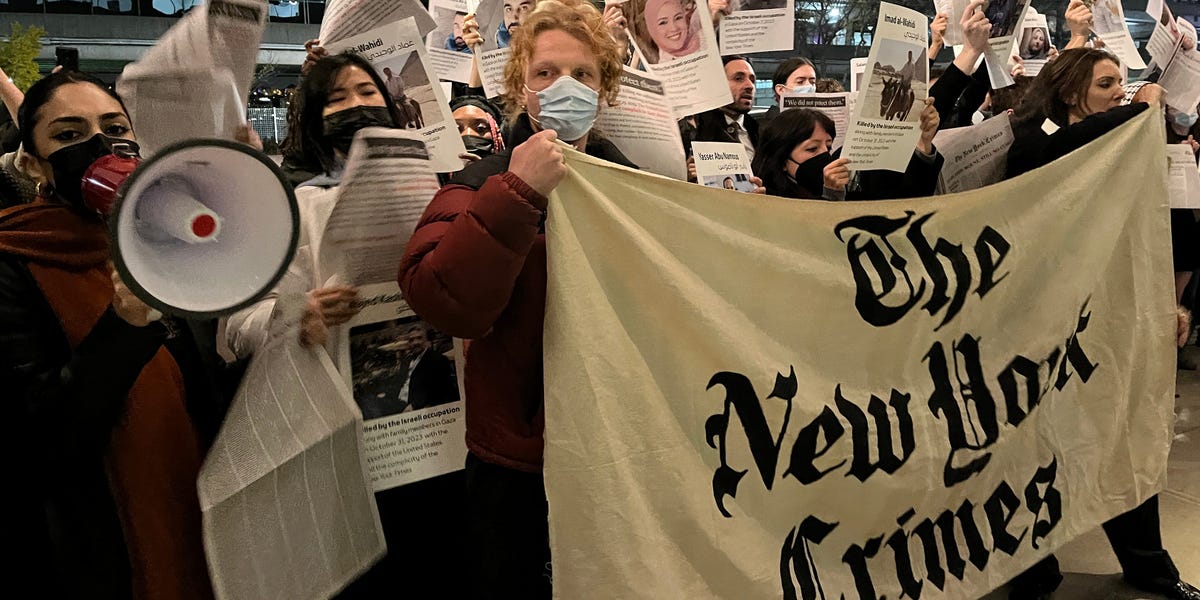 Pro-Palestine protestors crash a press freedom gala to call out media for coverage of the Israel-Hamas war