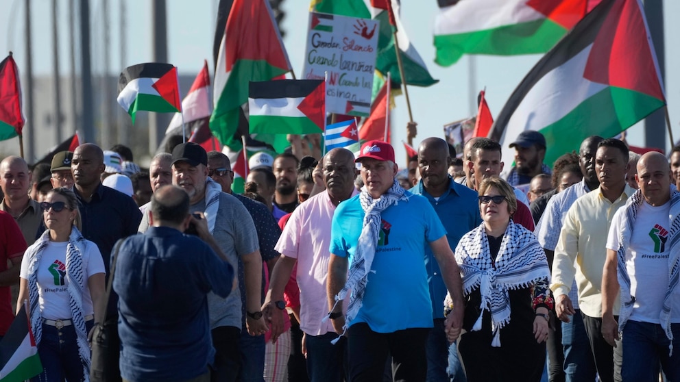 Thousands led by Cuba&#39;s president march in Havana in solidarity with Palestinine